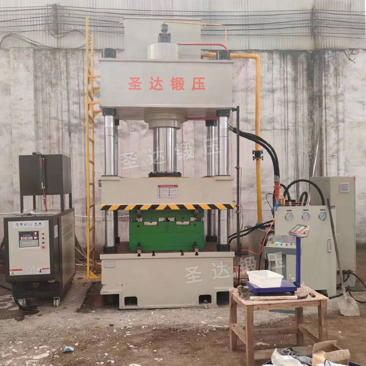 400噸石英石水槽成型液壓機現(xiàn)場 400噸石英石水槽成型液壓機現(xiàn)場