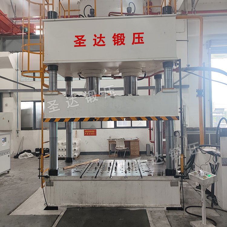 不銹鋼水槽拉伸液壓機安裝現(xiàn)場 不銹鋼水槽拉伸液壓機安裝現(xiàn)場