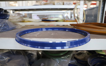 四柱液壓機(jī)如何更換油封？