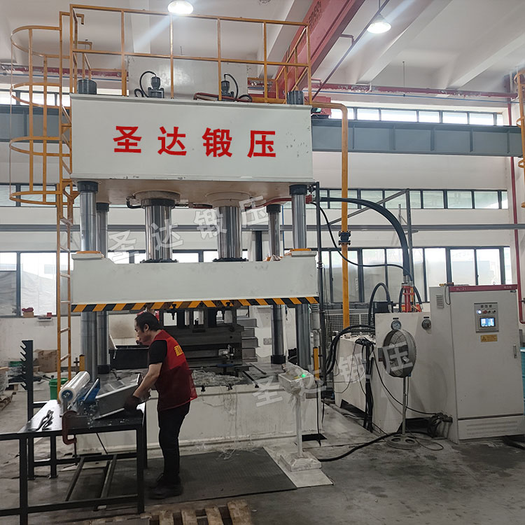 不銹鋼水槽拉伸液壓機現(xiàn)場 不銹鋼水槽拉伸液壓機現(xiàn)場